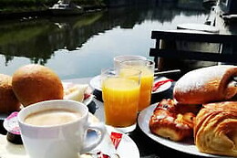 B3 (Bed & Breakfast Boat)