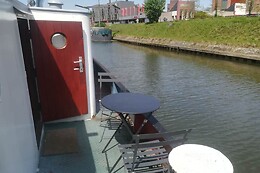 B3 (Bed & Breakfast Boat)