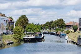 B3 (Bed & Breakfast Boat)